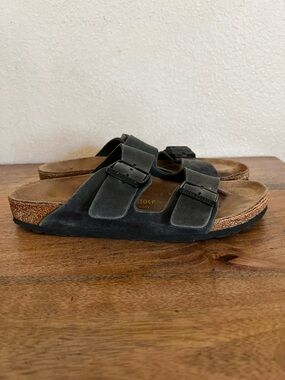 Birkenstock Arizona Soft Footbed
Oiled Leather  Iron Size US L 9–9.5 or a M7–7.5